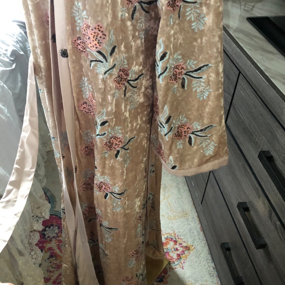 L'ATISTE Champagne Crushed Velvet Floral Embroidered Kimono - Picture 5 of 13